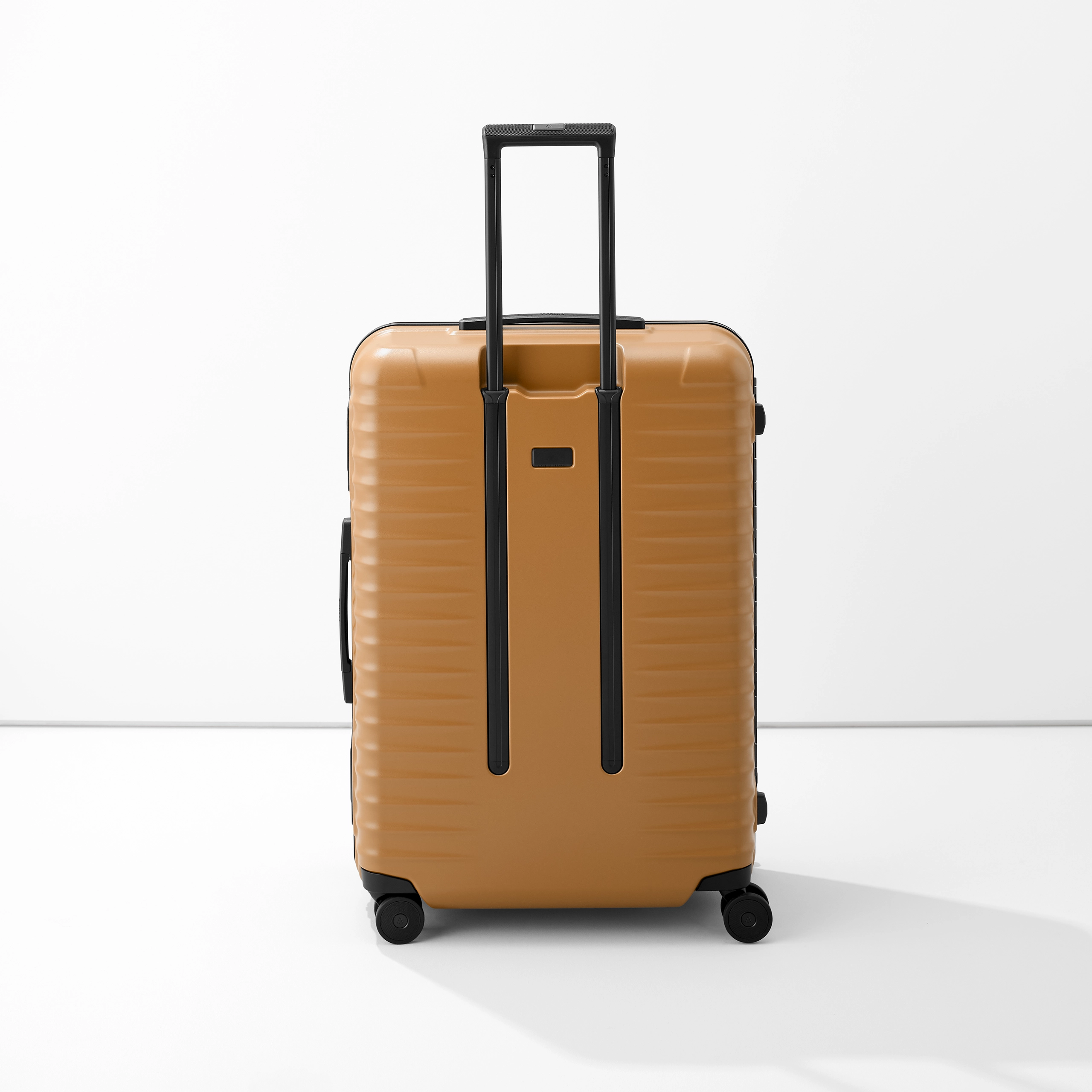 Moderner Hartschalenkoffer in Braun mit Teleskopgriff und vier Rollen Brauner Hartschalenkoffer mit Teleskopgriff und vier Rollen, aufrecht stehend vor weißem Hintergrund