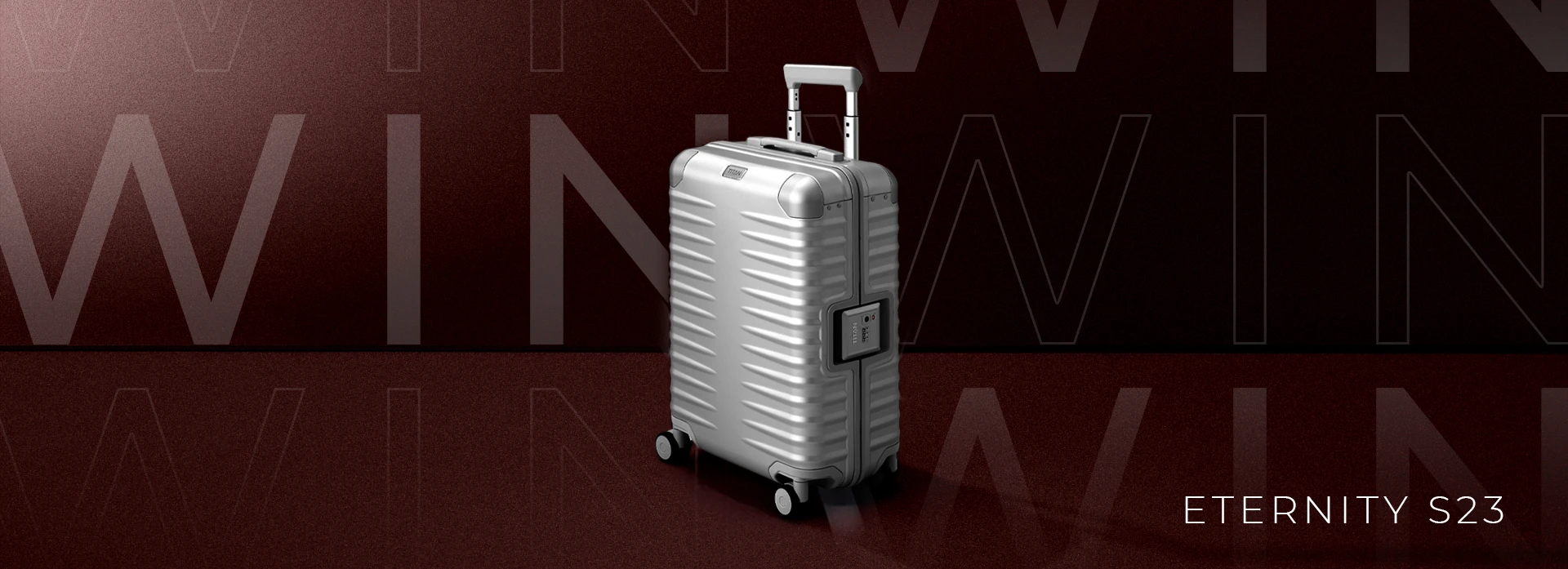 Silberfarbener Koffer auf dunkelrotem Untergrund mit verblasstem „WIN“-Schriftzug. Der Koffer hat einen ausziehbaren Griff und Zahlenschloss. Die Struktur erzeugt interessantes Lichtspiel. Unten rechts: „ETERNITY S23“.