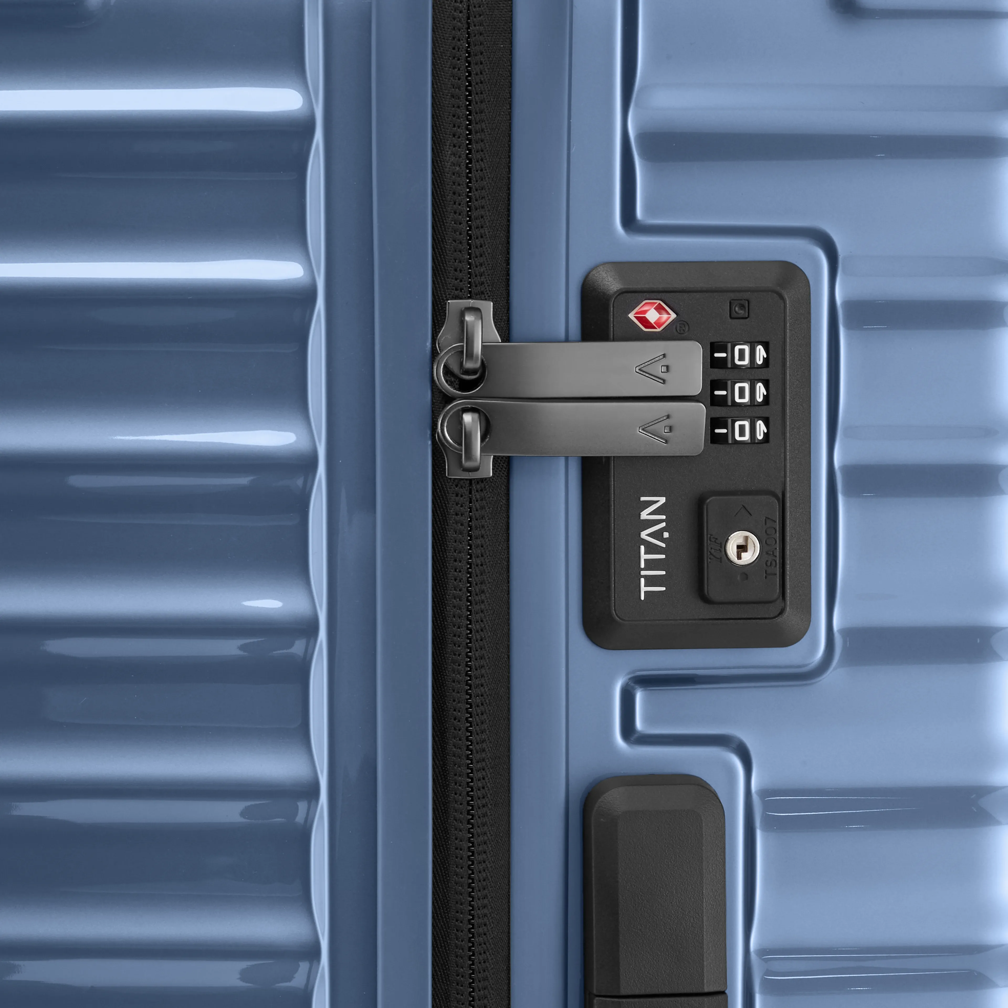Ein TITAN Koffer der Serie LITRON Nahaufnahme in eisblau