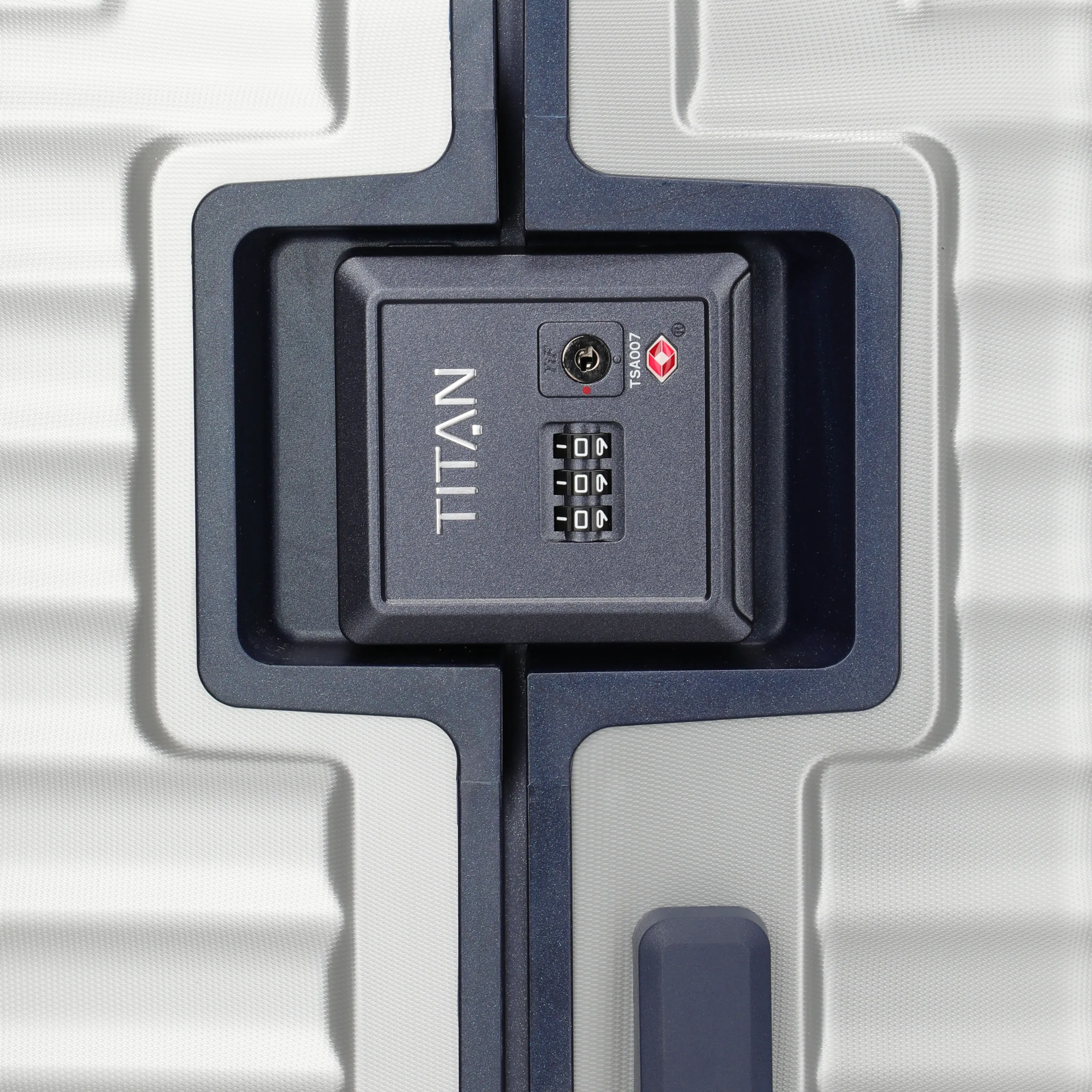 TITAN LITRON Frame Koffer silber Ein TITAN Koffer der Serie LITRON Frame Nahaufnahme in silber