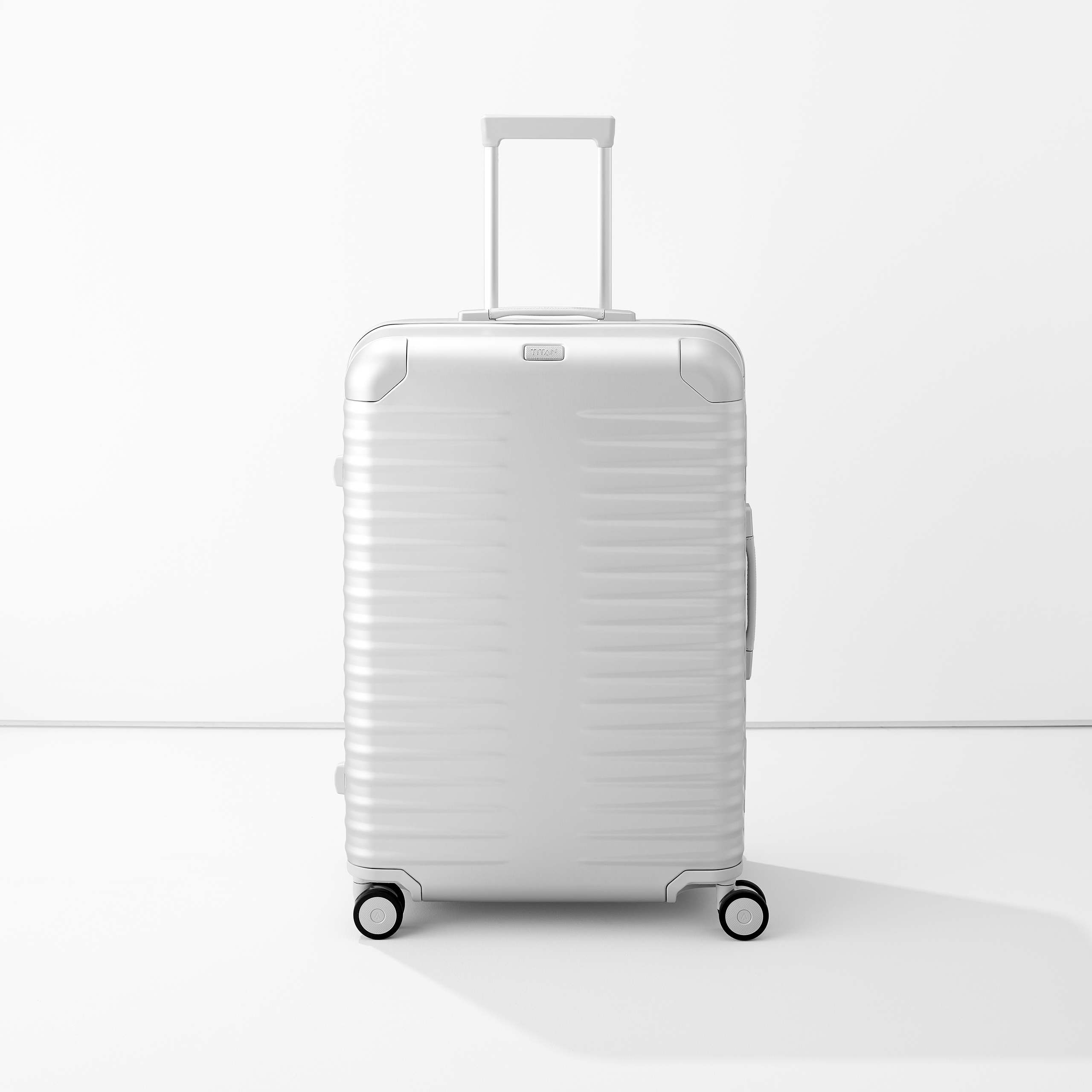 Silberner Aluminium-Koffer mit Teleskopgriff und vier drehbaren Rollen, geeignet für Reisen