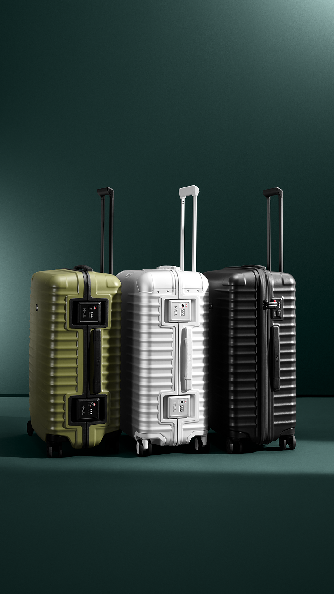 Drei Hartschalenkoffer in Olivgrün, Weiß und Schwarz stehen nebeneinander. Jeder Koffer hat einen ausziehbaren Griff und ein Zahlenschloss. Die Koffer haben eine gerippte Oberfläche und Rollen. Der Hintergrund ist ein dunkles Grün.