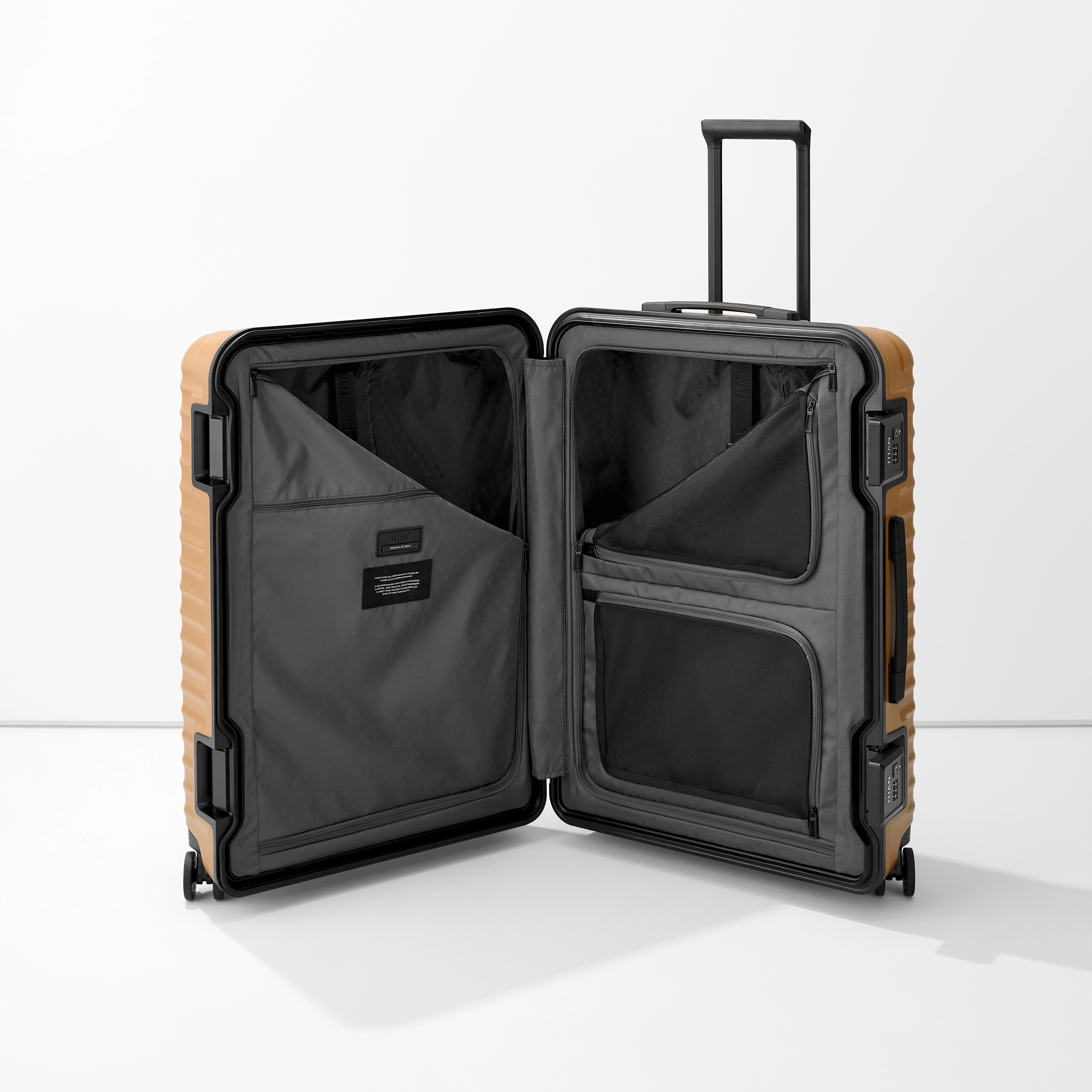 Moderner Hartschalenkoffer in Beige mit geöffneter Front und herausziehbarem Griff Offener, beiger Hartschalenkoffer mit Teleskopgriff und mehreren Innenfächern auf weißem Hintergrund