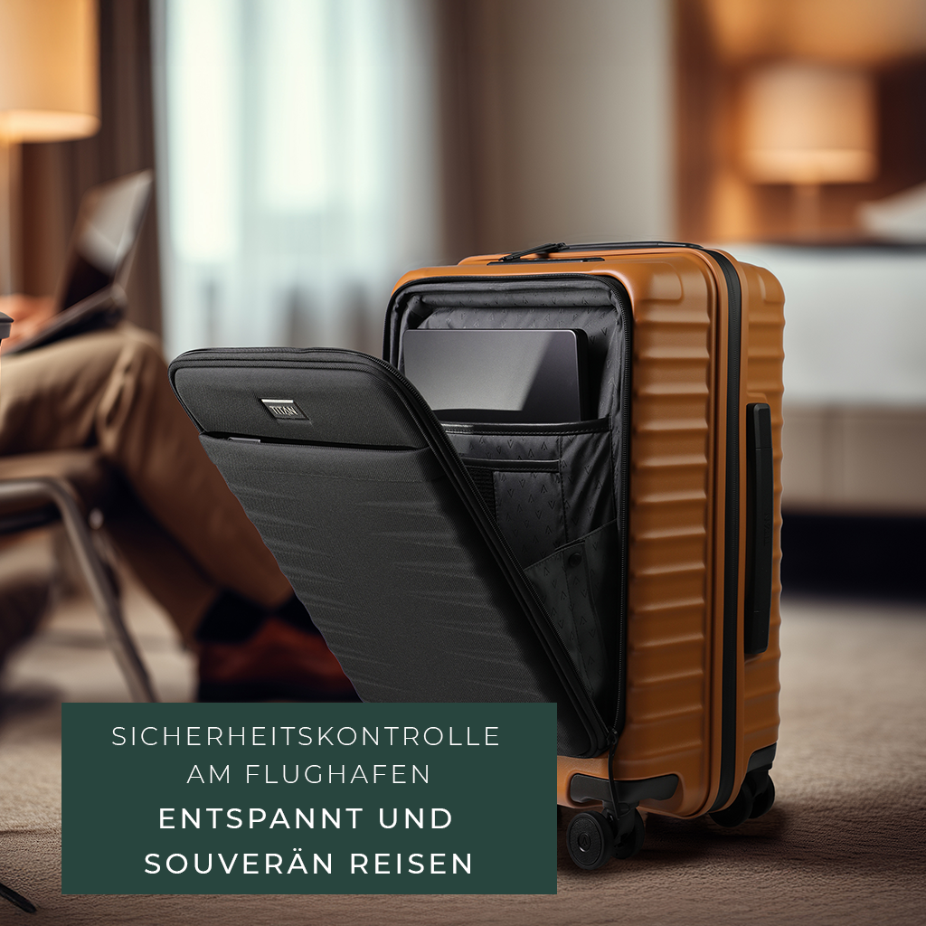 Ein geöffneter, orangefarbener Trolley steht in einem Hotelzimmer. Man erkennt einen Laptop im schwarzen, geöffneten Fach. Im Hintergrund verschwimmt eine sitzende Person mit Laptop im Schoß.