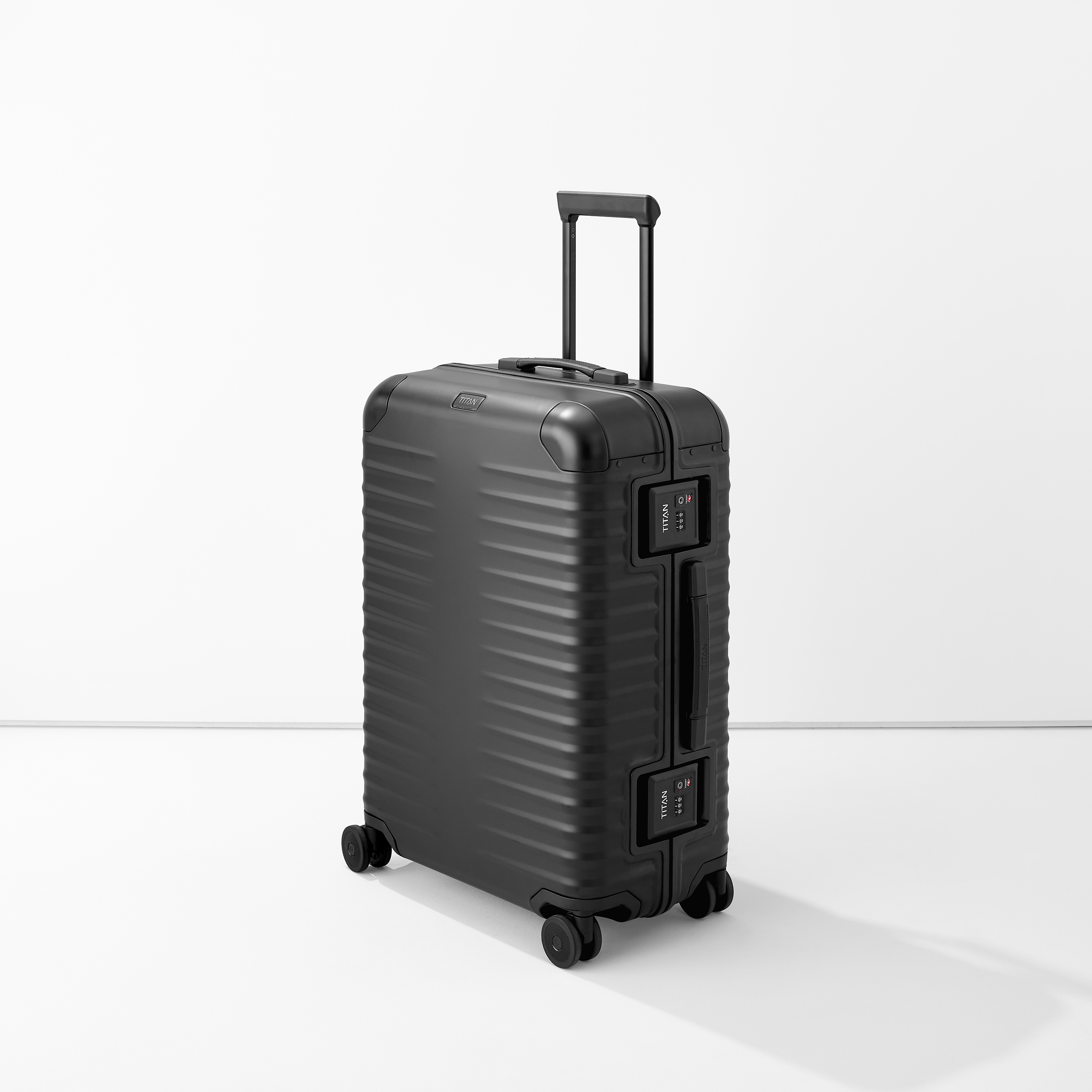 Schwarzer Hartschalenkoffer mit vier Rollen, ausgezogenem Teleskopgriff und integriertem TSA-Zahlenschloss