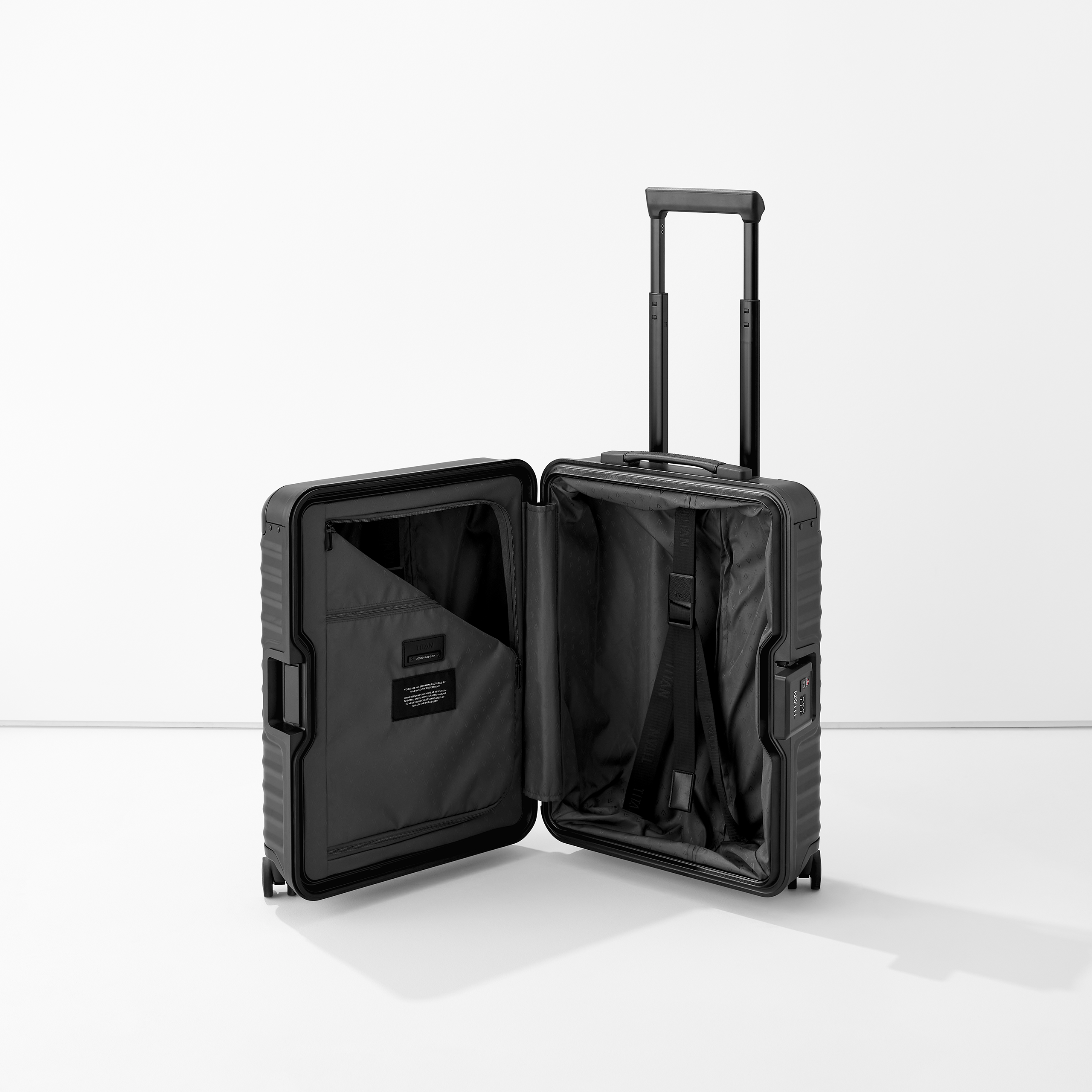 Geöffneter schwarzer Hartschalen-Koffer mit Teleskopgriff, Innenfächern und Spanngurten, auf hellem Hintergrund stehend