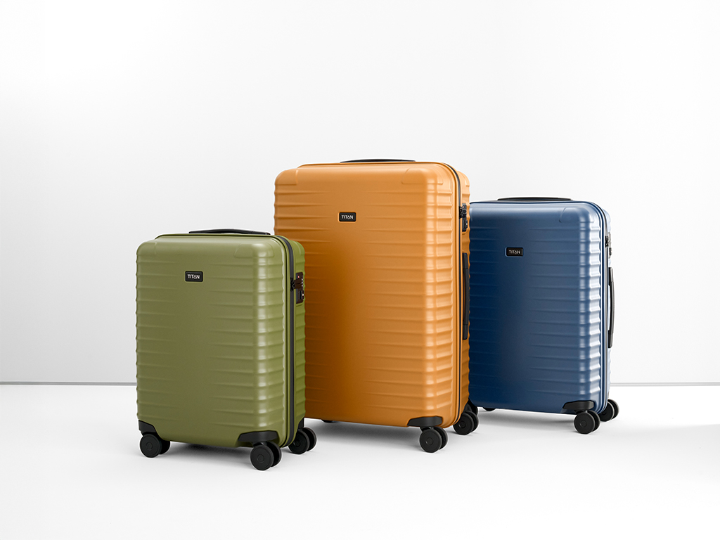 Elegante Hartschalenkoffer in verschiedenen Farben und Größen Drei stilvolle Hartschalenkoffer in Grün, Orange und Blau für Reise- und Gepäckliebhaber