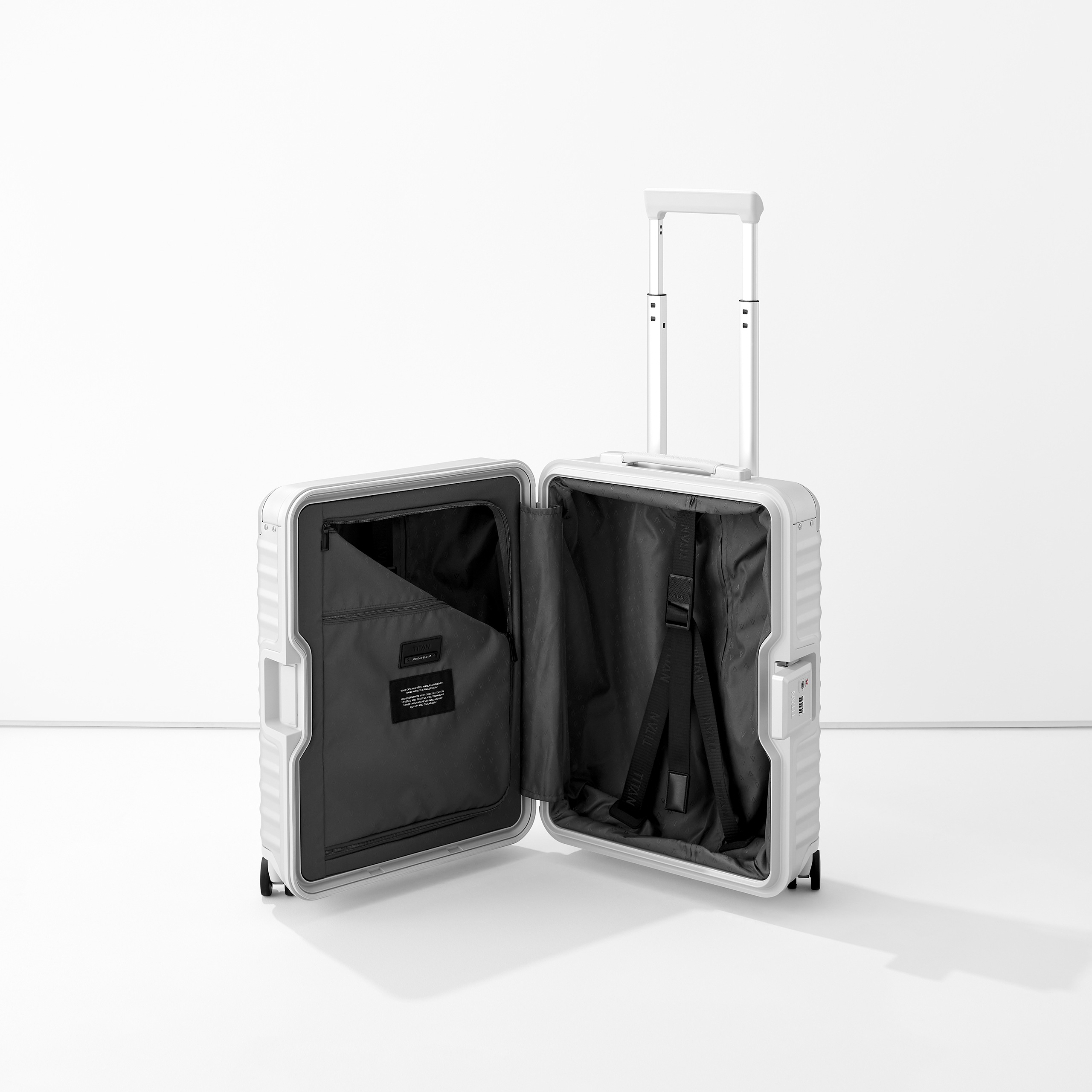 Moderner silberner Aluminium-Koffer mit geöffnetem Innenfach und ausziehbarem Griff Offener silberner Koffer mit strukturiertem Aluminium-Design, sichtbaren Innentaschen und ausziehbarem Teleskopgriff auf weißem Hintergrund