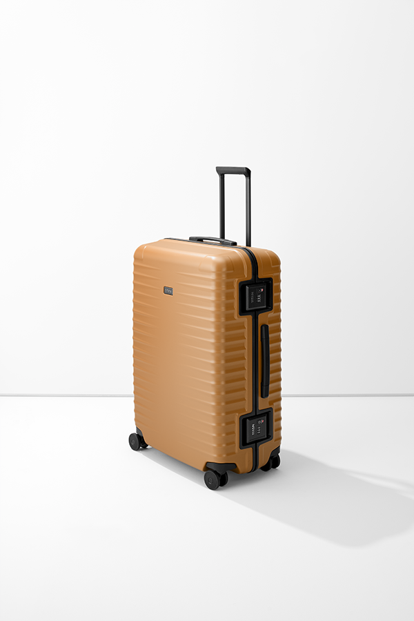 Moderner Hartschalenkoffer in Braun mit Teleskopgriff und Zahlenschloss, ideal für Reisen Brauner Hartschalenkoffer mit Teleskopgriff und vier Rollen, ausgestattet mit Zahlenschlössern, steht auf hellem Boden vor weißer Wand