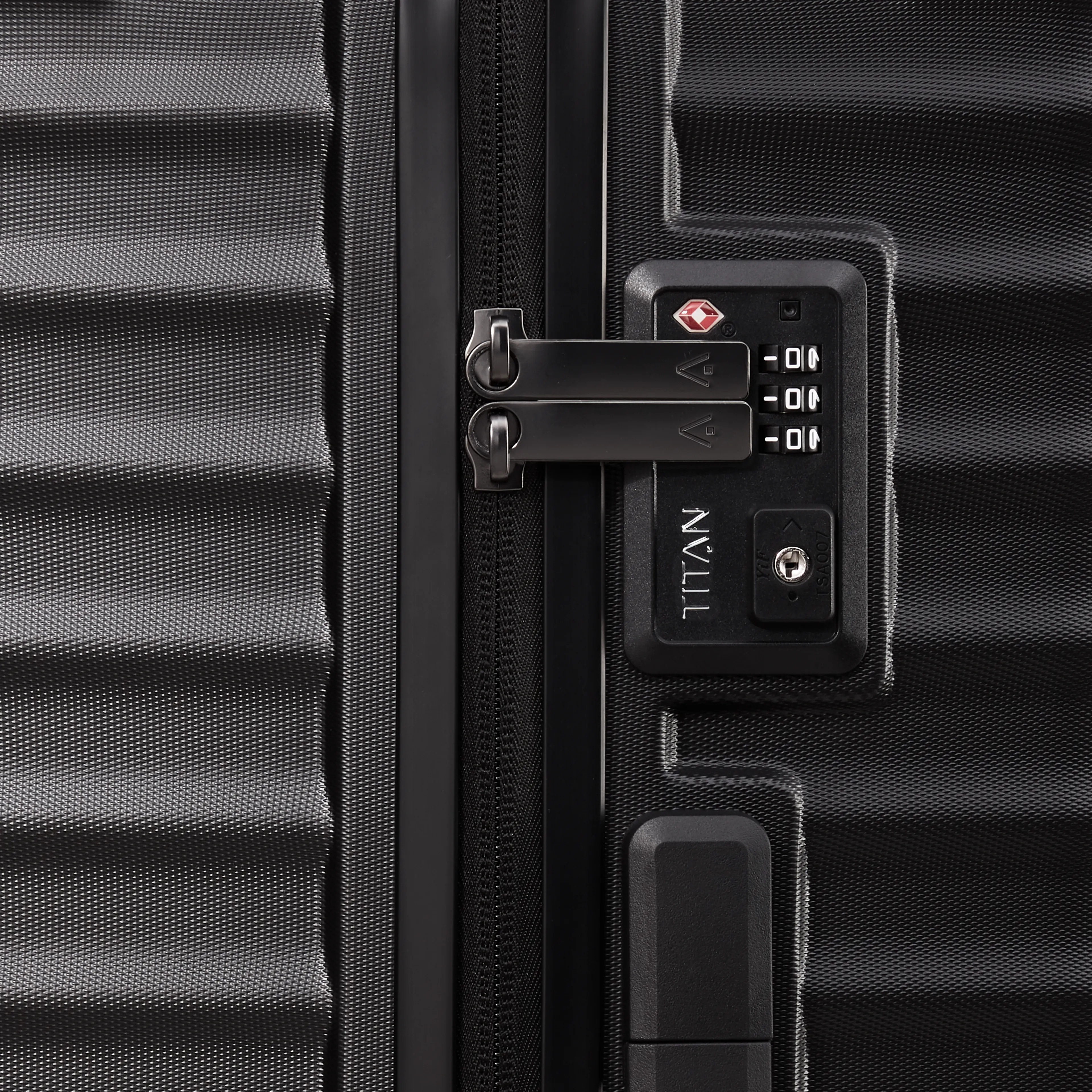 TITAN LITRON Koffer schwarz Ein TITAN Koffer der Serie LITRON Nahaufnahme in schwarz