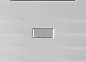 Primer plano de una superficie texturada de color gris claro. En el centro hay un elemento rectangular con la inscripción "MADE IN GERMANY". La superficie está atravesada por líneas horizontales.