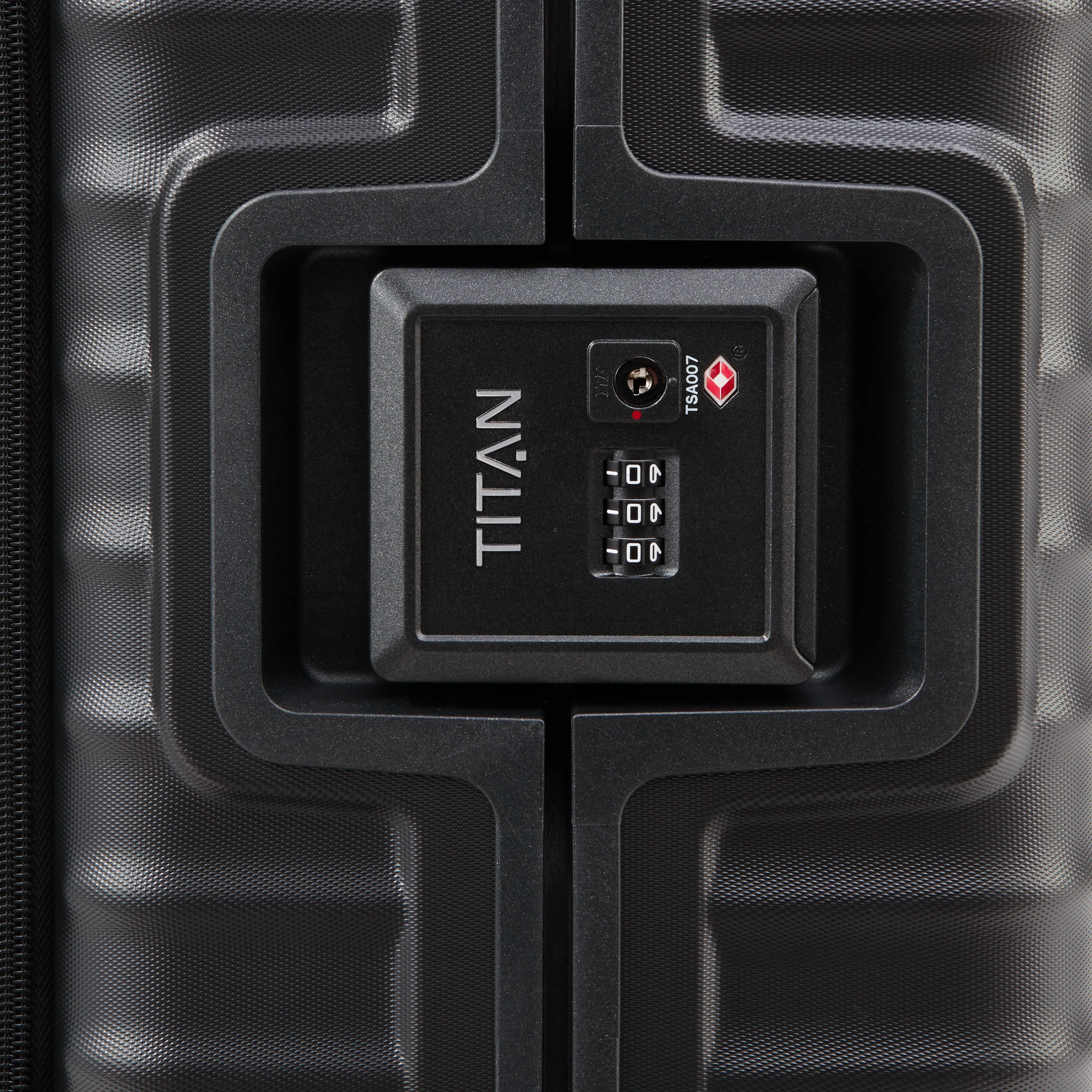 Ein TITAN Koffer der Serie LITRON Frame mit Vortasche Nahaufnahme in schwarz