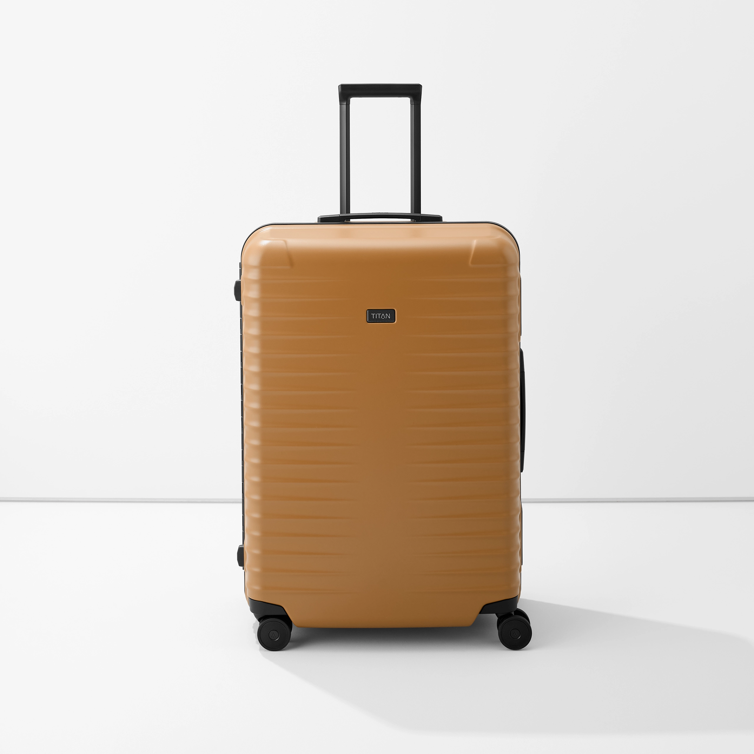 Großer, stabiler Hartschalenkoffer in Braun mit vier Rollen und Teleskopgriff – ideal für Reisen Brauner Hartschalenkoffer mit vier Rollen und Teleskopgriff vor weißem Hintergrund