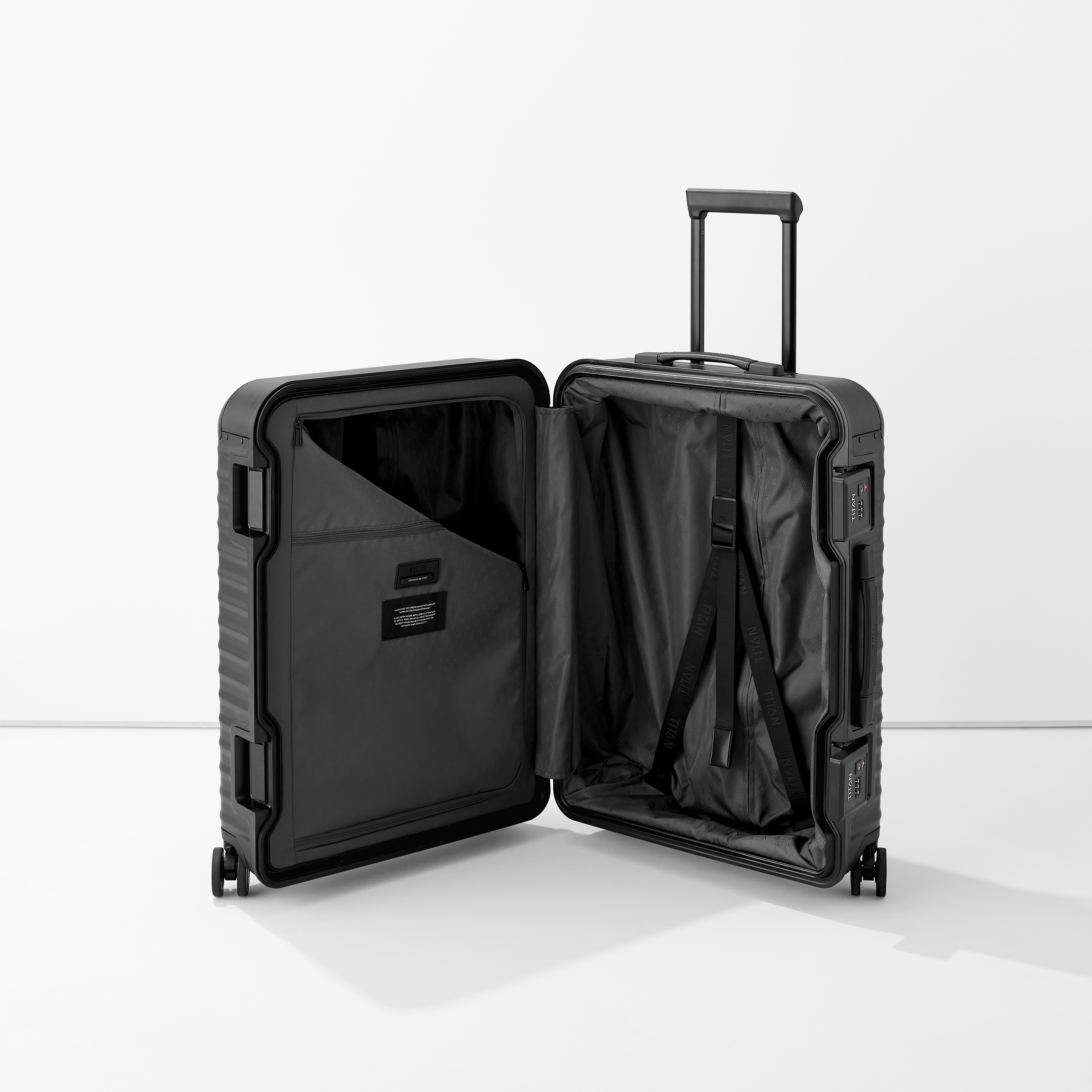 Geöffneter schwarzer Hartschalenkoffer mit Teleskopgriff, praktischen Innenfächern und Spanngurten auf weißem Hintergrund