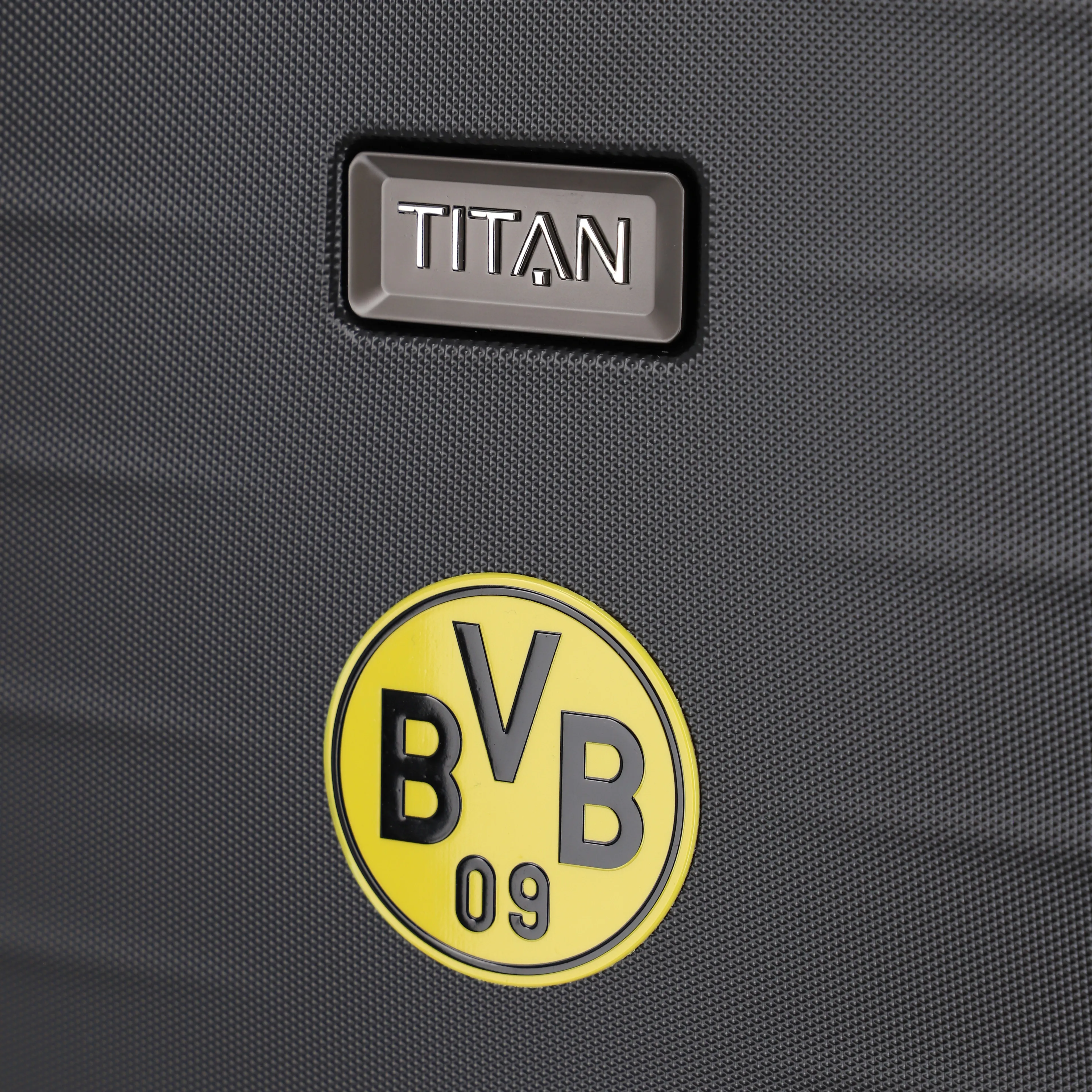 Ein TITAN Koffer der Serie LITRON Frame BVB Edition Nahaufnahme BVB Logo in schwarz/gelb