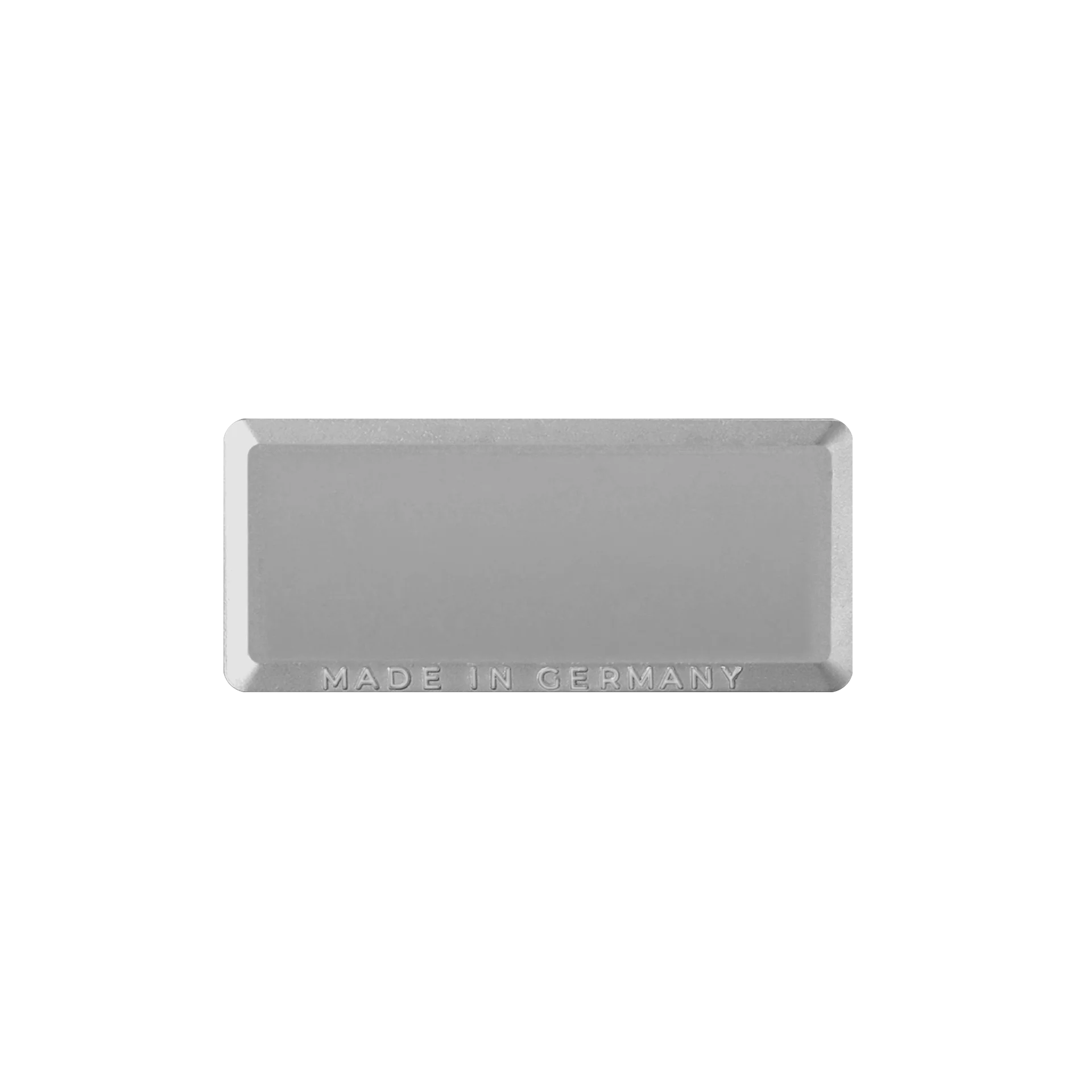 Primer plano de una placa rectangular de color plateado con esquinas redondeadas. El texto "MADE IN GERMANY" está grabado en la placa.