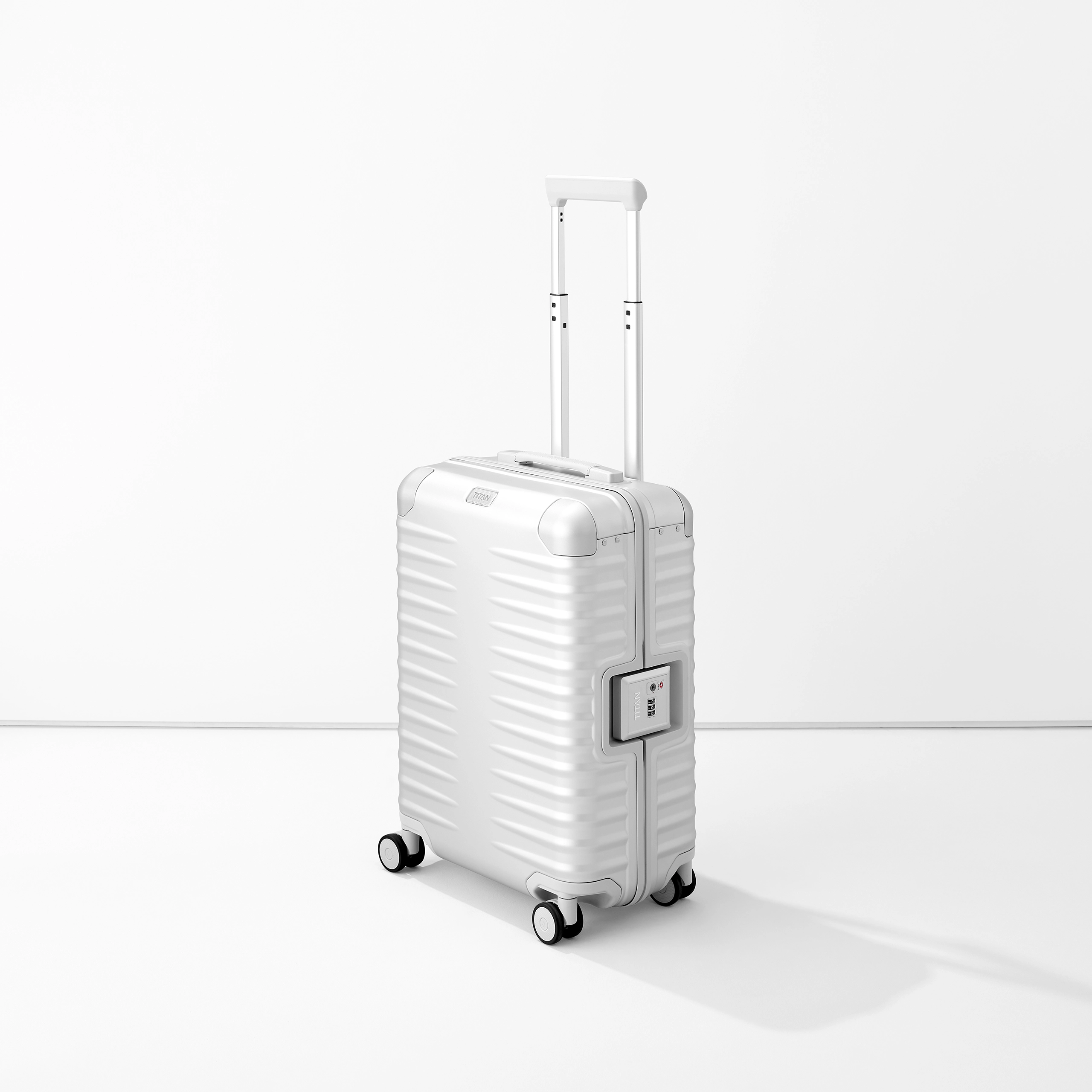 TITAN ETERNITY Aluminiumkoffer Trolley S23 in Silber, Schrägansicht